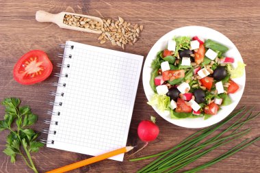 Taze Yunan salatası sebze ve notlar, sağlıklı beslenme yazmak için not defteri