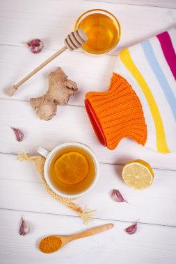 Sıcak su şişesi, çay ve hazırlık ısınma içecek için malzemeler