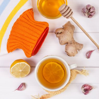 Sıcak su şişesi, çay ve hazırlık ısınma içecek için malzemeler