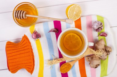 Sıcak su şişesi, çay ve hazırlık ısınma içecek için malzemeler