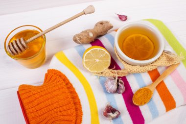 Sıcak su şişesi, çay ve hazırlık ısınma içecek için malzemeler