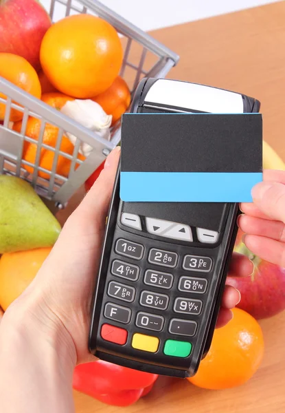 Terminal de pago con tarjeta de crédito sin contacto, frutas y verduras, pago sin efectivo para las compras — Foto de Stock