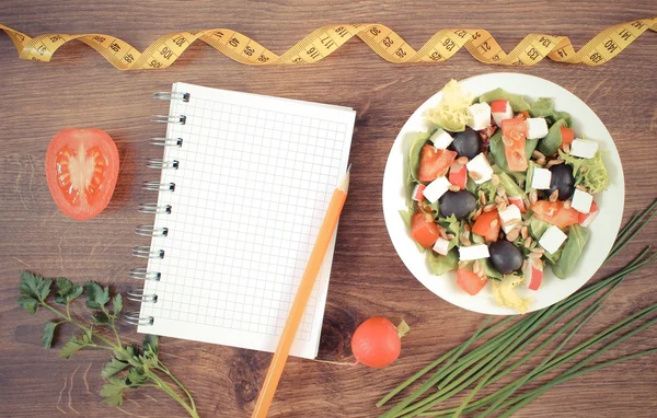 Vintage φωτογραφία, ελληνική σαλάτα με λαχανικά, εκατοστό και σημειωματάριο για σημειώσεις, υγιεινής διατροφής και αδυνατίσματος έννοια — Φωτογραφία Αρχείου
