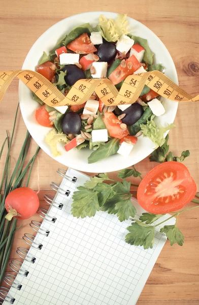 빈티지 사진, 그리스 샐러드 야채, 센티미터와 메모, 건강 한 영양 및 슬리밍 개념에 대 한 메모장 — 스톡 사진