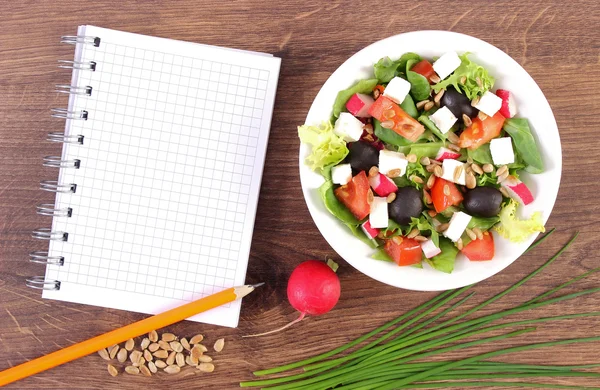 Salada grega fresca com legumes e bloco de notas para escrever notas, nutrição saudável — Fotografia de Stock