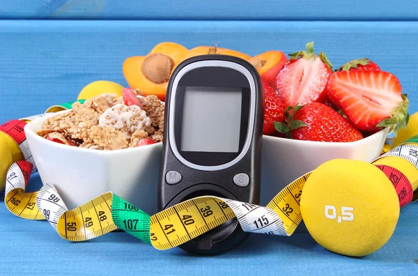 Glucometer, comida saludable, pesas y centímetros, diabetes, estilo de vida saludable y deportivo —  Fotos de Stock