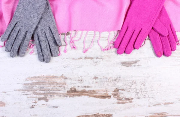 Guantes y chal de lana con espacio para texto, fondo de madera rústico viejo —  Fotos de Stock