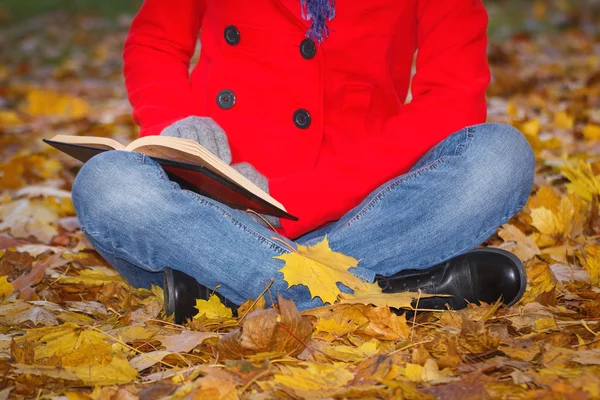 Frau liest Buch im Herbstpark — Stockfoto