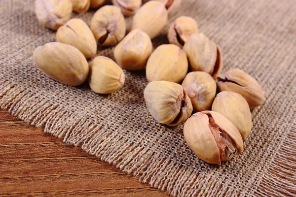 Pistazienkerne auf Holztisch, gesunde Ernährung — Stockfoto