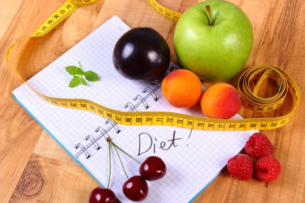 Früchte und Zentimeter mit Notizbuch, Schlankheits- und gesundes Essen — Stockfoto