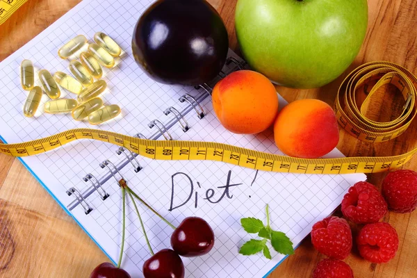 Ovoce, tablety doplňků a centimetr s notebookem, hubnutí a zdravé potraviny — Stock fotografie