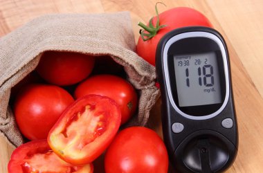 Domates jüt çanta ve Şeker Ölçüm ahşap yüzey, sağlıklı yaşam ve beslenme