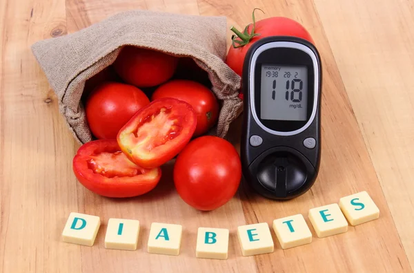 Tomaten im Jutesack und Glukometer auf Holzoberfläche, gesunde Lebensweise und Ernährung — Stockfoto