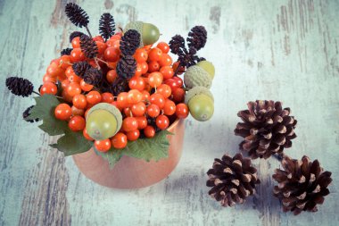 Vintage fotoğraf, kırmızı viburnum alder koni ile, meşe palamudu ve çam kozalağı rustik ahşap arka plan