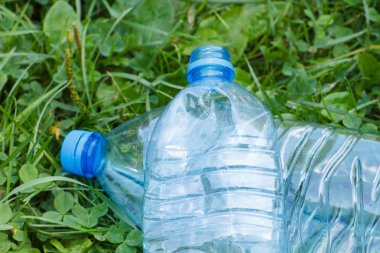 Plastik şişe maden suyu Park, çimlerin üzerine çevre çöp