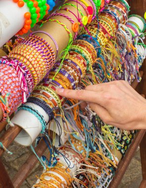 El ile çarşı, durak üzerinde renkli bilezikler kadının