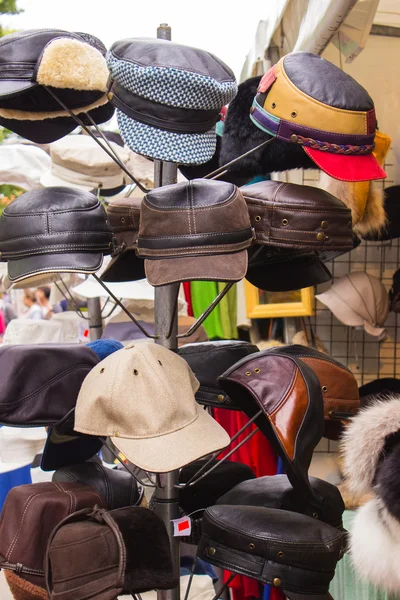 Sammlung bunter Hüte und Mützen am Stand auf dem Basar — Stockfoto