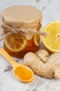 Taze limon, bal ve zencefil üzerinde ahşap masa, sağlıklı beslenme