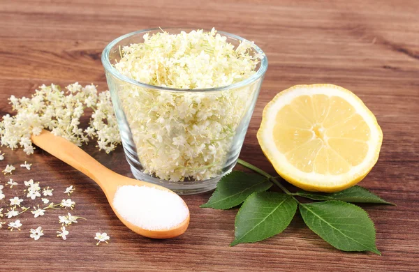 Flores de saúco e ingredientes para preparar jugo en tablero rústico — Foto de Stock