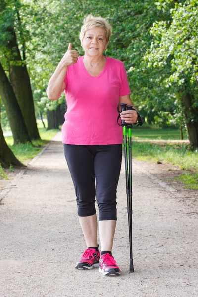 Nordic walking és remek, sportos életmód mutatja gyakorló idősek vezető nő — Stock Fotó