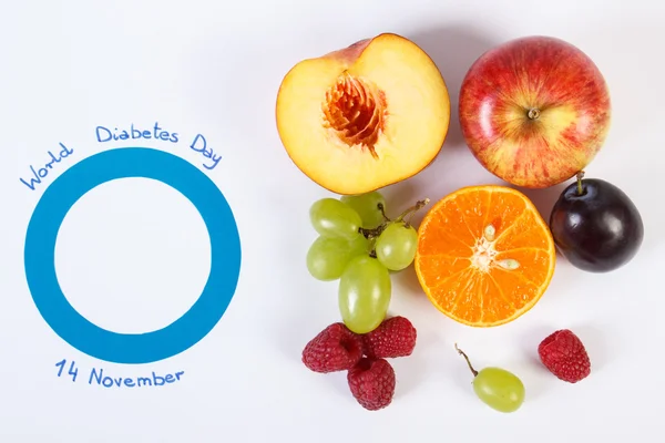 Símbolo del día mundial de la diabetes y frutas frescas sobre fondo blanco —  Fotos de Stock