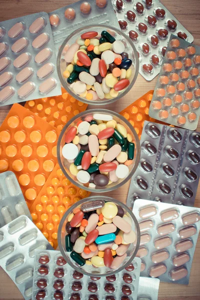 Vintage foto, Heap van kleurrijke medische pillen en capsules, gezondheidszorg concept — Stockfoto