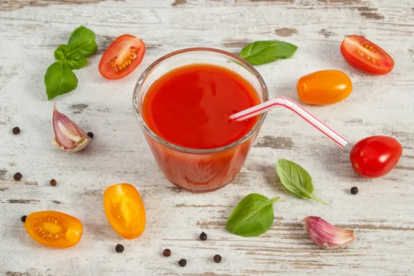 Tomatensap en fruit met specerijen, gezonde voeding — Stockfoto