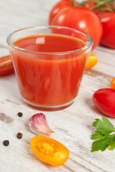 Χυμό ντομάτας και λαχανικά με μπαχαρικά, υγιεινή διατροφή — Φωτογραφία Αρχείου