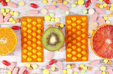 Doğal meyve ve hap, sağlıklı beslenme ve takviyeleri arasında seçim