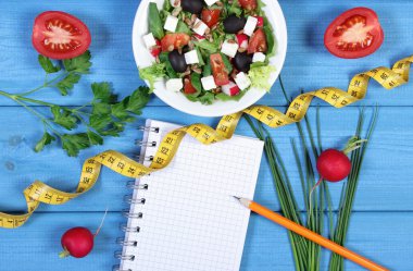 Yunan salatası sebze, santimetre ve notlar, sağlıklı yiyecek ve zayıflama kavramı için not etmek