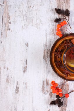 Ahşap arka plan, metin için kopya yer üzerine limon, baharat ve sonbahar dekorasyonu ile çay