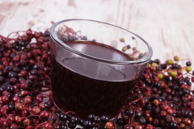 Demet taze mürver suyu eski ahşap arka plan, sağlıklı beslenme ile