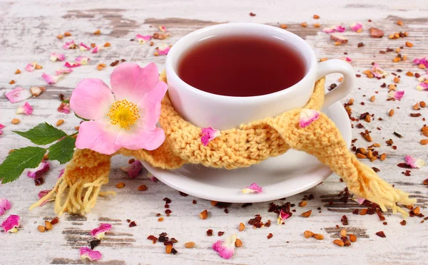 喝杯茶与旧仿古木制背景上的野生玫瑰花朵 — 图库照片