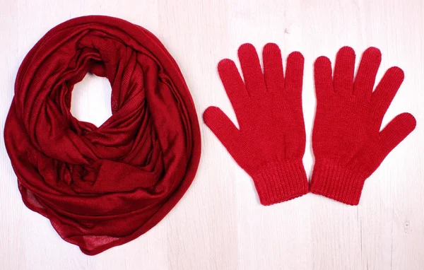 Ropa de mujer sobre fondo de madera, ropa para otoño o invierno —  Fotos de Stock