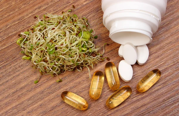 Tabletten supplementen met luzerne en radijs spruiten, gezonde voeding — Stockfoto