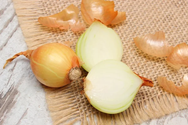 Fresh onions on jute canvas, healthy nutrition and strengthening immunity — ストック写真