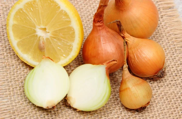 Frische Zwiebeln und Zitrone, gesunde Ernährung und Stärkung der Immunität — Stockfoto
