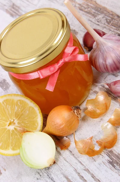 Honey in glass jar, onion, lemon and garlic, healthy nutrition and strengthening immunity — 图库照片