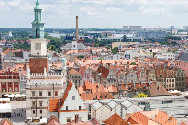 Poznan, Polonia - 28 de junio de 2016: Ayuntamiento, edificios antiguos y modernos en la ciudad polaca Poznan — Foto de Stock