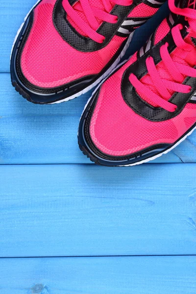 Pereche de pantofi sport roz pe panouri albastre, spațiu de copiere pentru text — Fotografie, imagine de stoc