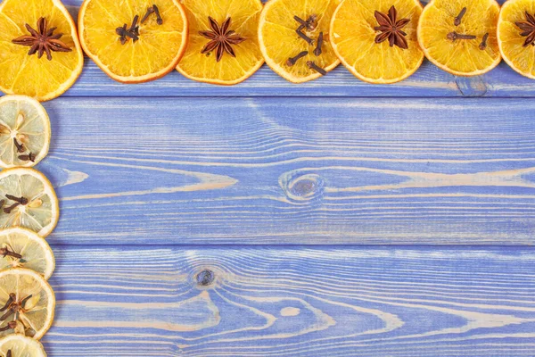 Suszone pomarańcze i cytryny z przyprawami na drewnianych deskach, Kopiuj przestrzeń dla tekstu — Zdjęcie stockowe