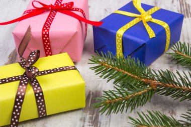 Sarılmış hediyeler Noel veya diğer kutlama ve eski tahta üzerinde çam dalları için