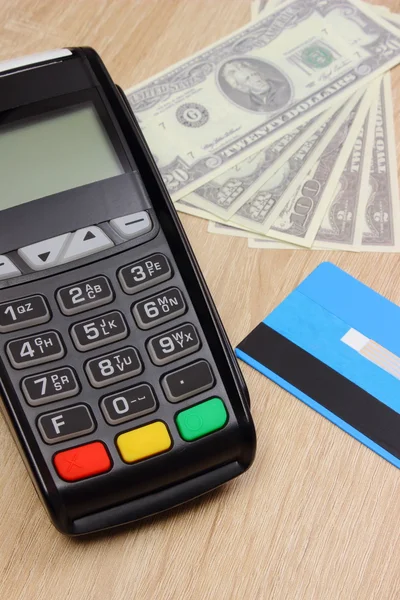 決済端末のクレジット カードと金融概念の机の上のお金 — ストック写真