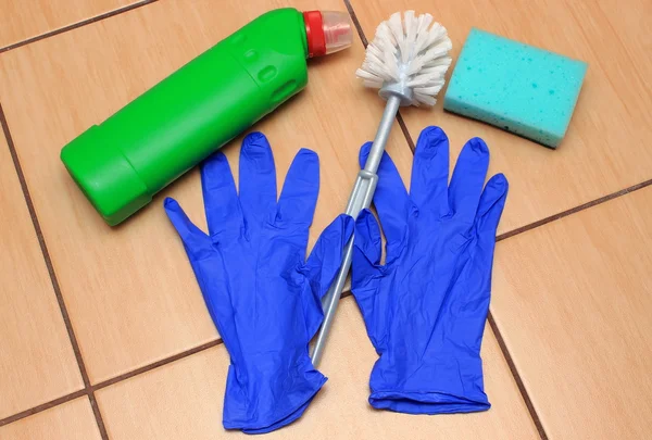 Příslušenství pro čištění koupelny na keramické podlahy — Stock fotografie