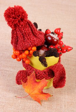 Sonbahar Kupası bezemeli eşarp ve yün kap çuval bezi üzerinde sarılı