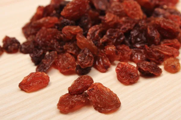 Raisins bruns sur table en bois, saine alimentation — Photo