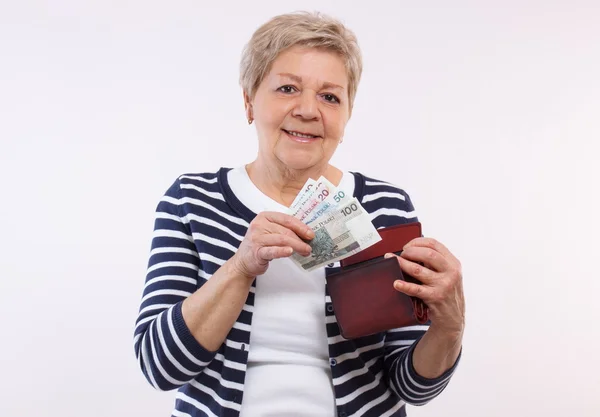Счастливая пожилая женщина с кошельком с польскими валютными деньгами, концепция финансовой безопасности в старости — стоковое фото