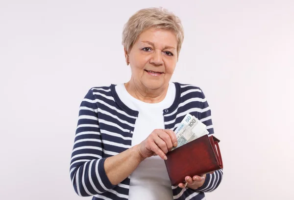 Счастливая пожилая женщина с кошельком с польскими валютными деньгами, концепция финансовой безопасности в старости — стоковое фото