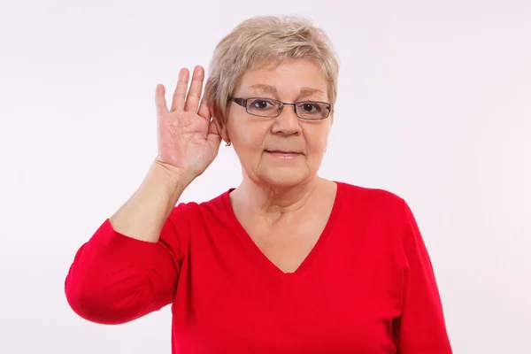 Donna anziana che mette mano sull'orecchio, difficoltà uditive in età avanzata — Foto Stock