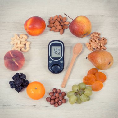 Şekerin ölçülmesi sonucu glikoz metresi ve kaynak vitaminler, beslenme lifleri ve doğal mineraller olarak taze ve besleyici gıdalar.